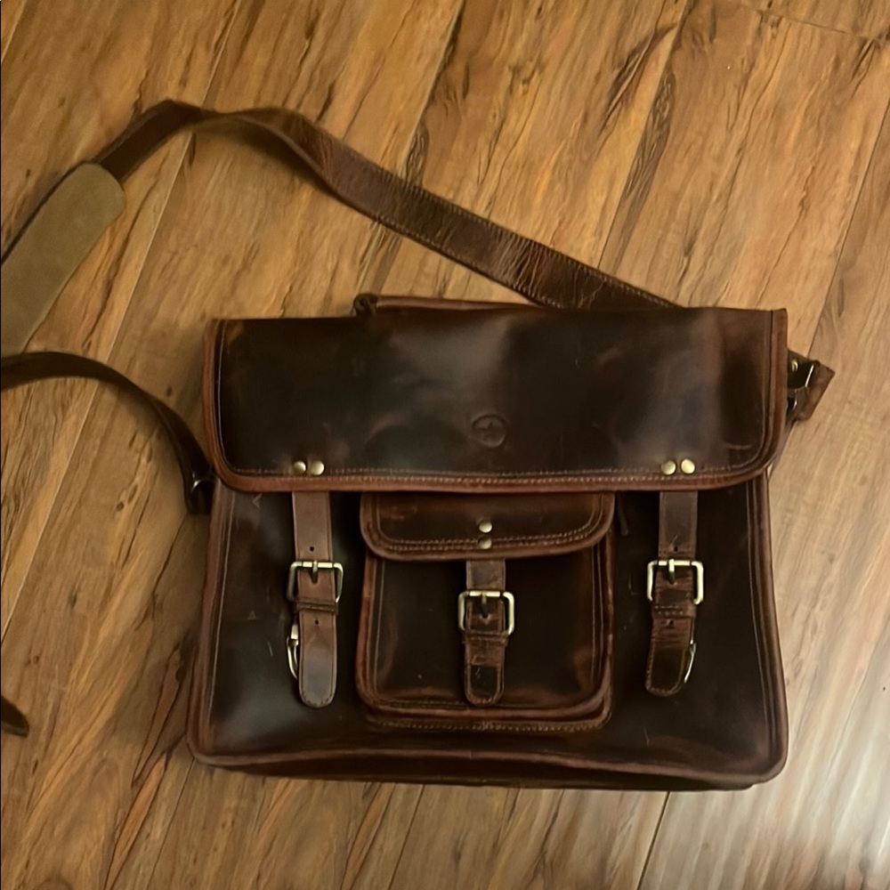Classic Brown Leather Messenger Bag with Adjustable Strap